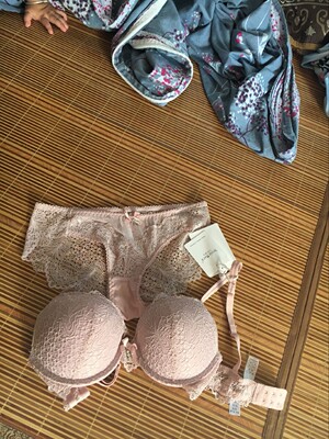 下水清洗了一些，不会掉色。