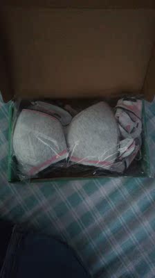 很不错，跟照片一样，卖家很用心的用盒子装着。物流也很快，两三天就到了，就是我的尺寸写的有点小了，嗯，别的也没啥说的了，喜欢的可以购买