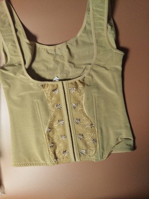 已经收到货有几天了,没有特意着急来评价就是想看看试穿几天看看怎么样,我是生完小孩肉松垮裤的,以前听朋友介绍的这款塑身内衣效果不错,正品这个不是太了解,因为没有用过正品,到货跟朋友的对比了一下,没有区别,按照卖家说的刮开防伪验证了是正品,穿了几天贴身不紧身没有嘞的感觉,尤其文胸,副乳收的很好,提升也不错,自己觉得这样的价格和质量。我都非常满意,先穿一段时间看看效果再来追评 已经收到货有几天了,没有特意着急来评价就是想看看试穿几天看看怎么样,我是生完小孩肉松垮裤的,以前听朋友介绍的这款塑身内衣效果不错,正品这个不是太了解,因为没有用过正品,到货跟朋友的对比了一下,没有区别,按照卖家说的刮开防伪验证了是正品,穿了几天贴身不紧身没有嘞的感觉,尤其文胸,副乳收的很好,提升也不错,自己觉得这样的价格和质量。我都非常满意,先穿一段时间看看效果再来追评