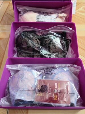 已经是夏娃之秀家的老顾客了，她们家的内衣都是非海绵的，穿上既舒服又健康，而且透气性好，穿过之后，相信你们都会爱上它。现在每天有时间就看看直播，她们家的主播都好好，听听她们介绍能懂得很多，不会选的也可以告诉她们，可以很专业的推荐买哪款适合自己，她们家客服态度都好好，真的很棒。本来家里已经十来件之秀款的内衣了，趁99大促，主播们说秘语款特别适合小胸才，又剁手几件秘语款的，400-200的劵还可以减津贴，活动力度大的不要不要滴，，而且每次买她们家内衣都有小礼物赠送，这次又送了一条内裤，包装也很上档次，秘语款都有小收纳盒装，真心喜欢上她家的内衣了，中毒了😂