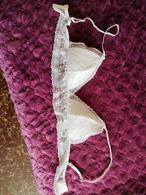 款式很漂亮，没有收拢效果，很适合小胸，有点小性感。有点堪忧的问题是，我第二次穿的时候外面穿的是棉麻的连衣裙，内衣表面的蕾丝就这样毛了，毛了😔有点郁闷&hellip;&hellip;