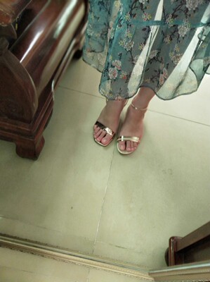 买了两双,高跟的真的很好看,平底那双没那么好看,不过也懒得退换了,可能是我脚被晒黑了显得不好看 买了两双,高跟的真的很好看,平底那双没那么好看,不过也懒得退换了,可能是我脚被晒黑了显得不好看