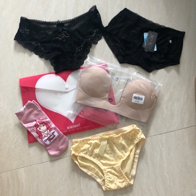 这款露背的内衣很不满意 穿一次就断了 后面金色的固定球就掉了 罩杯的位置很怪 穿起来那样子我无法形容 已经扔了 胸贴就更不说了 不贴服 很畸形 买的A到手就跟C一样 而且不聚拢 没有胸胸小或者胸型不好看的不要买不要买不要买 唯一满意的是福袋里的一条黑色内裤 黄色内裤好幼稚不过是棉的 还买了一条内裤 手感比较粗糙 24一条涤纶的内裤