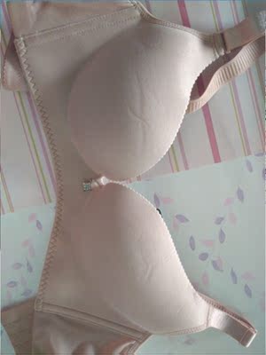 买了三件内衣一件穿着 一件洗 还有一件 于是就给大家拍这张照片给大家了，内衣质量是真的很好 有聚拢效果，光面的很舒适，手感非常不错，已推荐给适合的朋友啦，尺码也是标准的按照平时的尺码买即可，要是不放心也是可以咨询客服的，客服的服务态度还是很好的，祝店家大卖哦