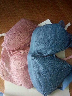 买了两款,很漂亮,试穿了下,料子软软的,蕾丝也不扎人,穿在身上跟没穿似的,舒服,小胸也可以穿,不过平胸穿了更平了😁,最重要的就是要舒适 买了两款,很漂亮,试穿了下,料子软软的,蕾丝也不扎人,穿在身上跟没穿似的,舒服,小胸也可以穿,不过平胸穿了更平了😁,最重要的就是要舒适