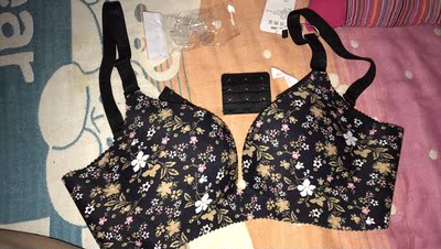 很喜欢，是我要的款式，这款花款很漂亮，聚拢型很好，穿着舒服，卖家很贴心还送了透明肩带，好有爱