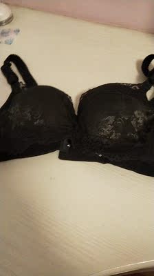 硅胶的，质量很不错。第一次穿这个品牌。