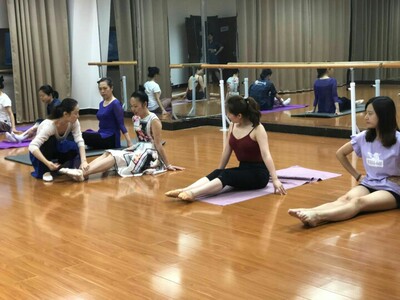 棉的，不褪色。肩带特别容易卷边。