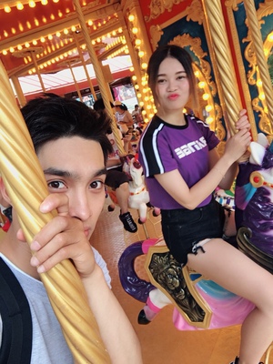 衣服是好看的，买了两件衣服 两条裤子，选了紫色的穿去长隆，我的天，男朋友拍的照片......emmmm&hellip;&hellip;哈哈哈哈哈哈哈 哈哈哈哈哈哈啊哈哈哈，买的其他改天再追评上传图片，哈哈哈哈哈