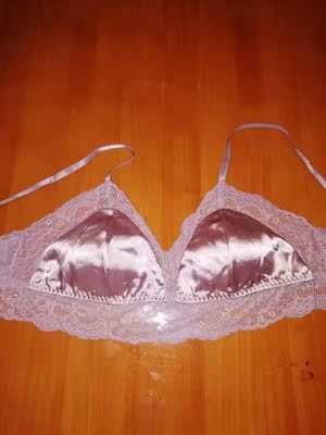 收到货试穿了一下，是挺舒服，但不足的是这款设计有问题，文胸中间那条缝线以至穿上衣服后看上去很明显的似露了点。这文胸只能睡觉穿了。希望商家反映给生产商改进！改进！