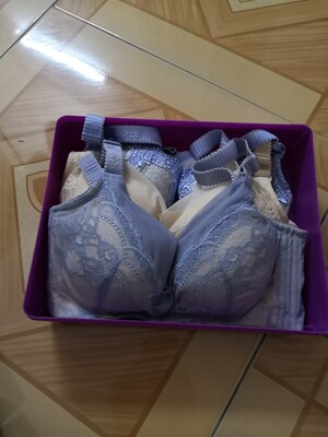 已经是夏娃之秀家的老顾客了，她们家的内衣都是非海绵的，穿上既舒服又健康，而且透气性好，穿过之后，相信你们都会爱上它。现在每天有时间就看看直播，她们家的主播都好好，听听她们介绍能懂得很多，不会选的也可以告诉她们，可以很专业的推荐买哪款适合自己，她们家客服态度都好好，真的很棒。本来家里已经十来件之秀款的内衣了，趁99大促，主播们说秘语款特别适合小胸才，又剁手几件秘语款的，400-200的劵还可以减津贴，活动力度大的不要不要滴，，而且每次买她们家内衣都有小礼物赠送，这次又送了一条内裤，包装也很上档次，秘语款都有小收纳盒装，真心喜欢上她家的内衣了，中毒了😂