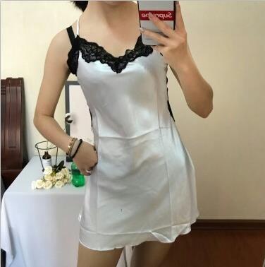 衣服和想象中一样，质感挺不错的，滑滑的，凉凉的，老公说穿上很性感，