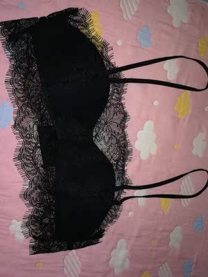 试穿了觉得有丢丢痒，不知道其他人有没有这种情况？价格真的有点小贵，之前在其他店买的类似的比这个便宜。另外 想说这个内衣做的衔接缝合处(如图二)有些粗糙真的不会觉得喇(la二声)得慌吗？最终还是选择留下，一是因为款式好看，为了搭先前买的有丢丢透视的上衣，二是因为实在太懒了不想来回倒腾。