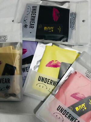 裤裤很快就收到啦，物流挺给力的，裤裤收到看起来很喜欢，是我想要的款式和颜色呢，没有色差，和图片上描述的一样，面料也很柔软亲肤，穿起来舒适度很不错呢，整体穿脱也都很方便，高腰收腹上身效果不错，下水洗了也不会褪色起球之类的，质量过关，也喜欢穿这种舒服不勒的内衣，总体来说还是很满意的，性价比高，值得推荐！