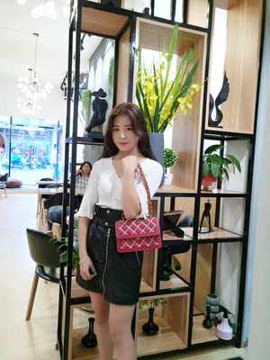 码数刚刚好，穿着很显瘦，腰围也有弹力， 裙子设计挺特别的，皮质也不错