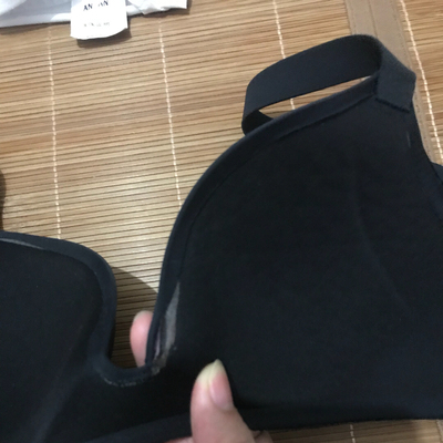 连星我都不想给真垃圾！买了不到一个月穿都没有穿几次就出现严重脱胶找客服半天不理人，理人就说是不是勾的。也不给解决 就知道推卸责任 我又不干嘛 明明就是质量问题 说一句我们下次注意那么难吗 别人家的内衣都可以机洗不坏 怎么你们家就那么垃圾 标签上面也没有注明不可机洗啊