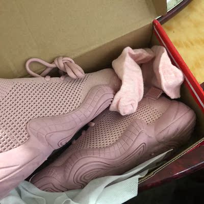 好看。等下个月回学校就再买一双。就是那个鞋口太松了有待加强