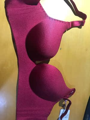 之前同学给了我一件他们家的 穿了就马上要链接了！！这次新势力周买的 划算的不行 聚拢效果是买的8件里最好的手举起来不跑的 不空杯  以前在天猫淘宝上买东西，都是系统自动好评，花了有好多好多钱，后来才知道淘宝评论得积分可以涨淘气值时，才知道评论的重要性，所以以后无论买什么东西，我都先把这段话复制粘贴下来，然后再写宝贝评论，没错，评论80个字以上就可以获得50个积分。