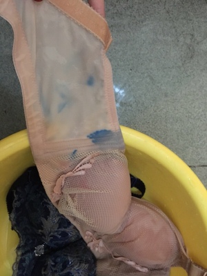 虽然是搞活动买的，但是也不能这样掉色，刚洗完还没穿就这样了，以前内裤起球就算了，这次太失望了😞