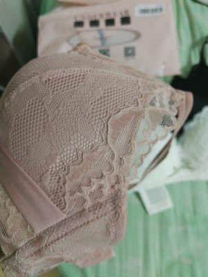 看了好久啊，选择困难症，都超级好看，选了十几个加入购物车，总共买了三个，快递超级给力，昨天中午买的，今天下午就到了，一拿到就迫不及待拆开，真的好漂亮啊，而且摸起来超级舒服。特别是新款的那个，虽然不聚拢，可是超级舒服好看。以后就是这家了。🤗🤗🤗👙