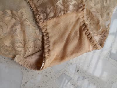 物流很快，服务态度好，就是太薄了，只能穿几次就不能要了，不舒服夹屁股不舒服。