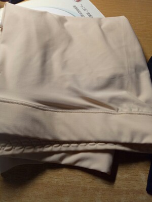 打底裤衣服非常满意，面料很光滑，穿上很舒服凉凉的很好，夏天穿很棒，也不卷边，弹性也大。推荐给大家，超级好，好评。