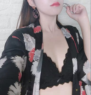 这内衣可以说棒棒滴!薄薄款我喜欢,黑色蕾丝,冬天穿露肩里面套这内衣超级性感超级好看。内裤料子也舒服。棒棒滴!发货快,包装也好看! 这内衣可以说棒棒滴!薄薄款我喜欢,黑色蕾丝,冬天穿露肩里面套这内衣超级性感超级好看。内裤料子也舒服。棒棒滴!发货快,包装也好看!