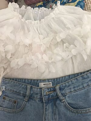 质量很好,上身显腿长,颜色也好看。帮同事也买了一件。 质量很好,上身显腿长,颜色也好看。帮同事也买了一件。