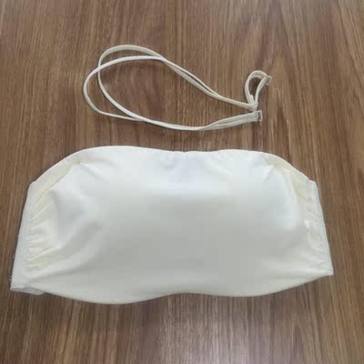 头一次选这种款式的内衣，感觉挺独特的，内衣穿上之后不会勒，后背带可以防滑的，可以调节肩带后背带不会勒胸和勒肉，内衣的材质面料的做工灰常的精细，穿上后是相当的舒适，穿着好开心啊，这款的设计也灰常的新颖独特，还能有挂脖穿法，搭配穿着仙女范满满。好棒，内衣聚拢效果不错，蛮显胸的。现在单单一件内衣根本是不够我轮流更换穿戴的哦，所以我还要再多拍几件放家里备用呢！内衣洗了后不会起球，质量真的顶呱呱啊！