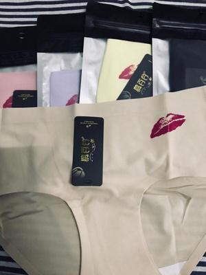 内裤款式非常好看，价钱便宜，质量好。已经穿过 了是纯棉，不掉色，是纯棉，价钱便宜，面料舒适,不错，质量还不错穿起来应该会舒服吧，物流有点慢。快递很给力，很满意,物流挺快的，两天就收到了，颜色很正，便宜又好看，下次一定还会再回购的，祝老板生意兴荣。