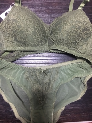 买了三套,晚上房间灯光下拍的,没有任何滤镜,就是苹果手机后置摄像头拍摄,绝对非常接近实物颜色了,三套都试了,真的非常合适的文胸,由于胸小我冬天都不穿文胸的,哈哈哈哈哈,夏天就穿那种没有海绵没有钢圈的那种少女文胸,但是感觉胸要下垂了,买了朋友圈歌瑞森的内衣,太特么厚了而且很紧,勒的我喘不过气来,这三套完全不会,我没有贬低别人家文胸的意思哈,一、绿色一套很贴合,不显的假(希望你们能明白有鞋内衣穿起来就超级无敌挺,从A变C的感觉,一看就假的,里面空了一堆,哈哈哈哈哈),这个完全没有,穿出来就是你自己的胸,我是A,穿起来小而挺,满意。二、紫色一套杯稍微比绿色一套小一点,也非常贴合,亮点是肩带,穿起来也是小而挺,不像假胸,满意。三、焦糖色一套,这个比另外两套都要显挺,而且比另外两个要聚拢的感觉,哈哈哈哈哈,我穿上感觉可以从A变成B了,贴合度没有另外两套好,这一套胜在内裤不是网状的,哈哈哈哈哈哈哈,也挺满意。绿色和紫色两个内裤都是网状,哈哈哈哈哈哈虽然是穿在里面也感觉穿不下手的 买了三套,晚上房间灯光下拍的,没有任何滤镜,就是苹果手机后置摄像头拍摄,绝对非常接近实物颜色了,三套都试了,真的非常合适的文胸,由于胸小我冬天都不穿文胸的,哈哈哈哈哈,夏天就穿那种没有海绵没有钢圈的那种少女文胸,但是感觉胸要下垂了,买了朋友圈歌瑞森的内衣,太特么厚了而且很紧,勒的我喘不过气来,这三套完全不会,我没有贬低别人家文胸的意思哈,一、绿色一套很贴合,不显的假(希望你们能明白有鞋内衣穿起来就超级无敌挺,从A变C的感觉,一看就假的,里面空了一堆,哈哈哈哈哈),这个完全没有,穿出来就是你自己的胸,我是A,穿起来小而挺,满意。二、紫色一套杯稍微比绿色一套小一点,也非常贴合,亮点是肩带,穿起来也是小而挺,不像假胸,满意。三、焦糖色一套,这个比另外两套都要显挺,而且比另外两个要聚拢的感觉,哈哈哈哈哈,我穿上感觉可以从A变成B了,贴合度没有另外两套好,这一套胜在内裤不是网状的,哈哈哈哈哈哈哈,也挺满意。绿色和紫色两个内裤都是网状,哈哈哈哈哈哈虽然是穿在里面也感觉穿不下手的