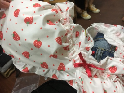 特别可爱！！！一眼就相中了！！喜欢！！！！！摸上去有点像泳衣的质感