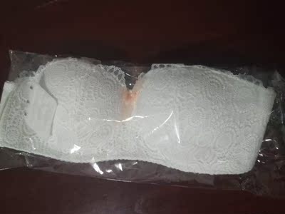 宝贝还不错，还算裹胸，适合小胸妹子，不过就是有一点，胸型还是有点不符，不是很贴合