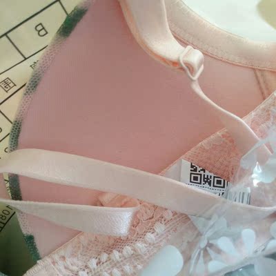 什么鬼，这**色差真够严重的 而且内衣超级一点都不立体