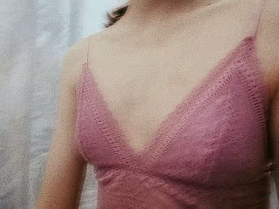 大概就…如图叭…不褪色的嗷!颜色图4!感觉还可以!虽然没有那么粉!平胸!合适!哈哈哈哈哈哈穿着挺舒服的嘞!蕾丝和里面那层是分开的!然后因为剪裁的问题好像可能会有蜜汁凸起…但可能是我大小胸的问题!!!哭惹!!但是穿上真滴舒服!爽! 大概就…如图叭…不褪色的嗷!颜色图4!感觉还可以!虽然没有那么粉!平胸!合适!哈哈哈哈哈哈穿着挺舒服的嘞!蕾丝和里面那层是分开的!然后因为剪裁的问题好像可能会有蜜汁凸起…但可能是我大小胸的问题!!!哭惹!!但是穿上真滴舒服!爽!