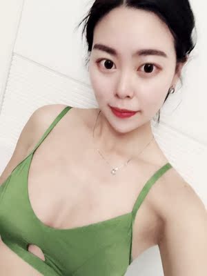 泳衣收到了，发货还是挺快的，简直太喜欢了，这个颜色穿着比较显白，质量也很好，满意！