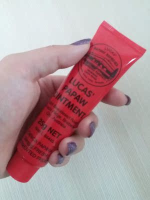 同事刚好有，和她对比了下，应该是正品，朋友介绍的可以擦嘴唇，看后才知道是万能的呢，很不错，用一段时间看看。