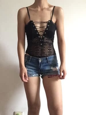 刚拿到就试穿了，拍照很性感哦！也洗了一下啊，没有掉色，请问有点掉衣屑，但我觉得正常，毕竟是蕾丝的。很喜欢，赶在活动买的，便宜了5块！😄