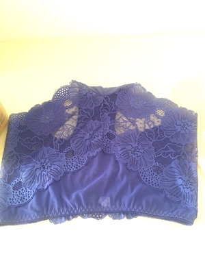 和图片完全一致，第一次在网上买内裤，因为臀部大，怕买小了，快递刚到家就迫不及待试穿了一下，穿着太舒服了，买了三个，黑色的挺宽松的，蓝色和粉色正好，以后内裤就定他们家了，店家看到我这么用心的评价下次一定要打折哦