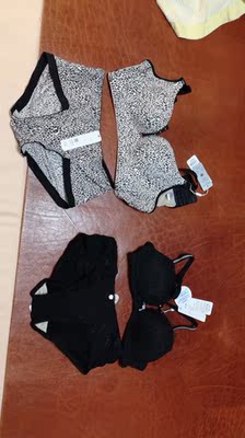 买了两件文胸，老板赠了两条配套底裤，很开心