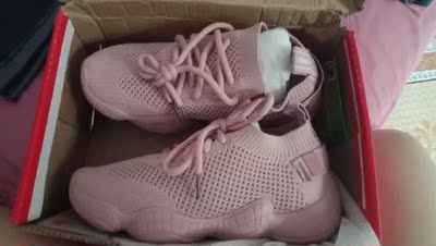 好看。等下个月回学校就再买一双。就是那个鞋口太松了有待加强