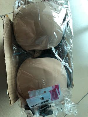 内衣比想象中还要好,很贴身舒适,虽然第一次尝试这种内衣,立即就喜欢上了。店家态度很棒,十分有耐心。 内衣比想象中还要好,很贴身舒适,虽然第一次尝试这种内衣,立即就喜欢上了。店家态度很棒,十分有耐心。