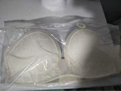 快递真的是好快呀，收到货拆开，包装完好，没有破损压坏现象。穿着很舒服，胸型不会跑，很聚拢 ，夏天穿一字肩或露肩什么的都比较合适， 性价比高，几十块挺便宜的，质感很好， 打算再买其他颜色的。罩杯薄厚适中，更聚拢更透气，朋友看到我买这件衣服，还找我要链接，说她也要买。