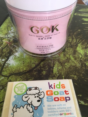 馒头妈家的东西包装太好了，每一个都用气泡袋装起来的。四连包饼干超级好吃，送的玉米粒真的是货真价实的玉米内！泡芙也好吃，都适合小孩子吃。护发素好香，香皂打算洗脸洗澡用。面膜太划算了。会回购！开心！爱馒头妈，爱馒头！