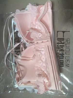 一次两套，非常满意，很惊喜很好看！质量也不错，颜色也很正没有色差，很漂亮，洗了不变形不褪色，还赠送了加长带，真的很满意！超好的，非常柔软，谢谢客服耐心的推荐和解答，终于买到适合自己的罩杯了，才发现以前买的胸衣为什么都感觉不适合，原来是被我拍大罩杯了，抱着试试看的心态买的，收货发现和图片详情是一样一样滴，包装精美，文胸非常高档，质量超好，一点也不比实体店一百多的质量差，摸起来很舒服，穿起来很舒适，聚拢，下水了也不褪色，买家很好，还赠送了加长扣，客服很耐心，发货超快的，这款文胸穿起来很舒服，以后买文胸就选这家了，之前没有网上买过还一直犹豫不决不敢下单，收到特别满意。祝卖家生意红红火火，快下手吧宝宝们！