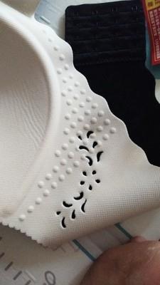 罩杯聚拢 镂空透气 波浪边不勒肉 升级四排扣 防滑防移位颗粒 穿着舒适 黑色内敛百搭