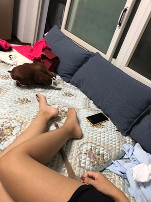 真的很薄，包装也很有质感，还送了一副手套，很贴心，买过很多丝袜，挺有心的卖家。