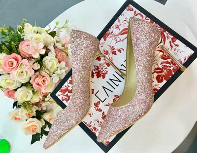 拍婚纱照急用，因为之前定的别家的商品有瑕疵，货到不了，幸好有这家的鞋子救急，顺丰快递第二天就到了，款式的效果不输Jimmy&nbsp;Choo，虽然鞋子拿回来有些味道，商家态度很好的说新品没来得及晾，我放到阳台晾了一晚，总归还是可以的～商家贴心送了脚垫，不过上脚刚好合适，穿起来也很舒适，拍了一天婚纱照也没有感觉累脚，店家售后服务很好，教会了保养的问题，售后服务很好，值的推介！