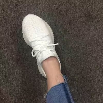 鞋子穿着很舒服，时尚，百搭，性价比超高的一款鞋子，值得购买，五颗星推荐。