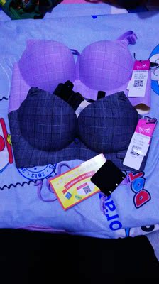 超喜欢,颜色很正,无钢圈的款式,弹性。都是很好的,杯体我以为是薄款的实际是上薄下厚的,聚拢效果超级棒。还送了一副肩带,一个背扣。很不错啦✌ 超喜欢,颜色很正,无钢圈的款式,弹性。都是很好的,杯体我以为是薄款的实际是上薄下厚的,聚拢效果超级棒。还送了一副肩带,一个背扣。很不错啦✌